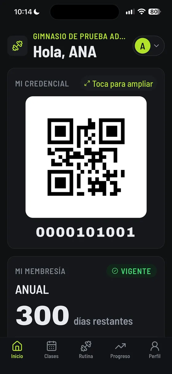 App AdminGYM, pantalla de inicio del socio: su credencial con el código QR y su número, y su membresía anual vigente con 300 días restantes.