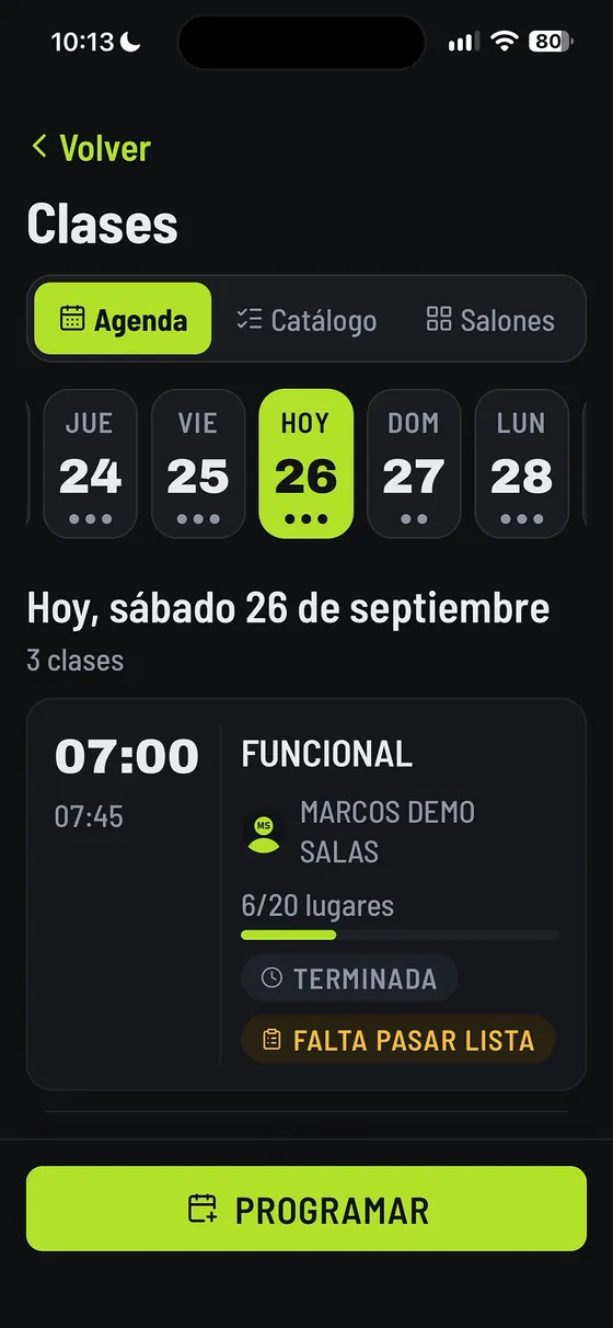 App AdminGYM del personal: la agenda de clases por día, con la clase de Funcional de las 7:00, su instructor, 6 de 20 lugares ocupados, el aviso de que falta pasar lista y el botón Programar.