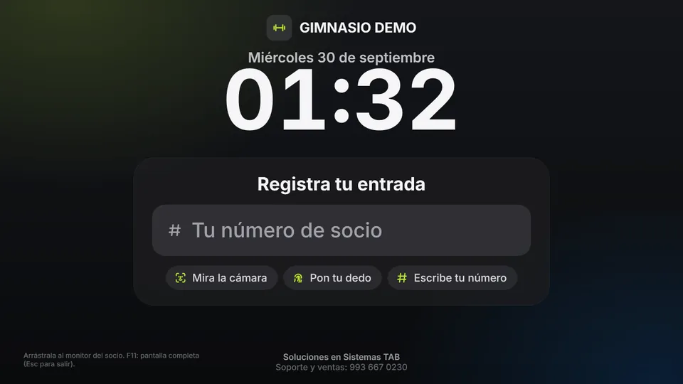 Pantalla del gimnasio esperando, con la hora en grande: «Registra tu entrada» con el campo para el número de socio y las tres formas de entrar: mira la cámara, pon tu dedo o escribe tu número.