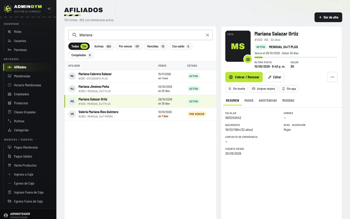 Panel web de AdminGYM abierto en el navegador: la búsqueda de socios con sus filtros por estado y, a la derecha, la ficha del socio con su plan, su vencimiento y los botones para cobrar o renovar y editar.
